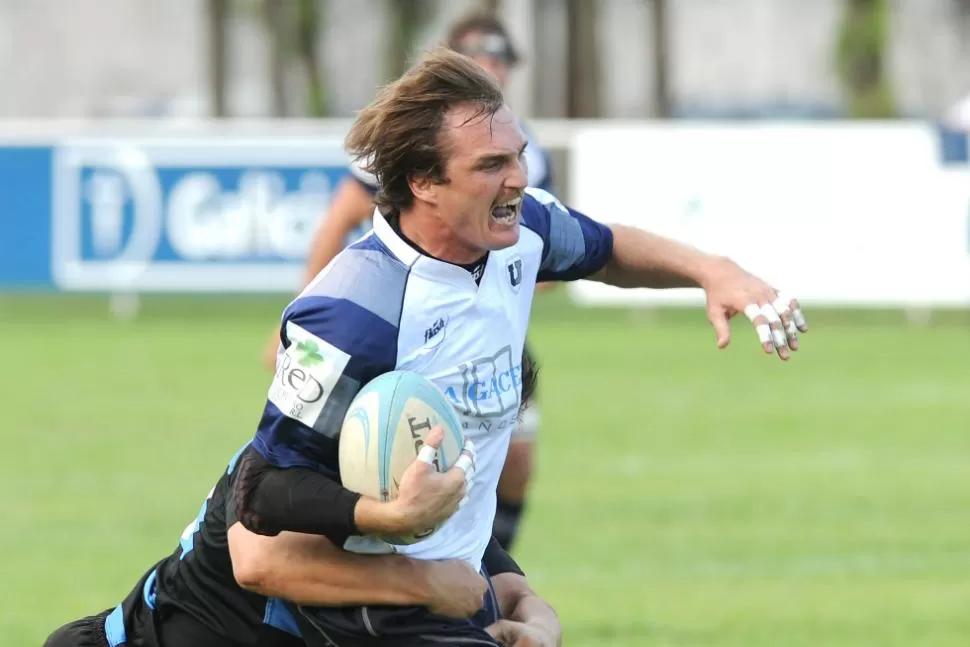 A PASO FIRME. Universitario le ganó a su homónimo rosarino y continúa en la carrera hacia el título del Interior junto a Cardenales, Lawn Tennis y Tucumán Rugby. En la escena, Diego Mas trata de avanzar a pesar del tackle rosarino. LA GACETA / FOTO DE HECTOR PERALTA