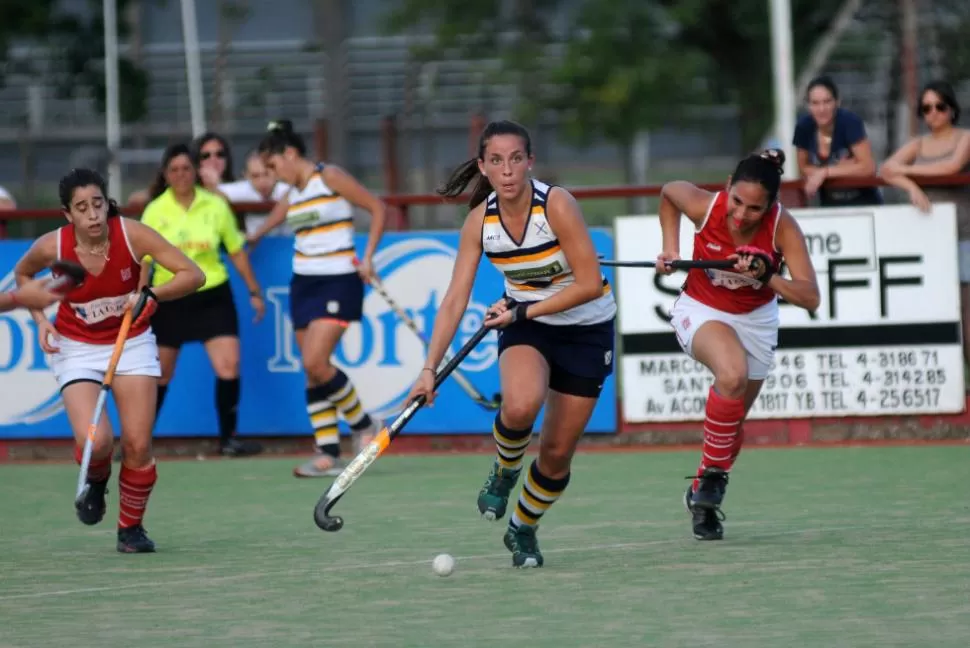 AL ATAQUE. Solana Olmedo busca avanzar y superar la marca rival. LA GACETA / FOTO DE INES QUINTEROS ORIO