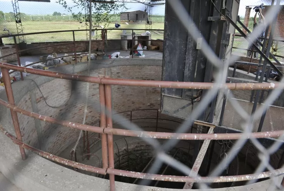 EL POZO. El ducto de agua que sirvió de fosa común está protegido por un tinglado y se puede acceder a él sólo mediante un ascensor.   LA GACETA / FOTO DE JORGE OLMOS SGROSSO 