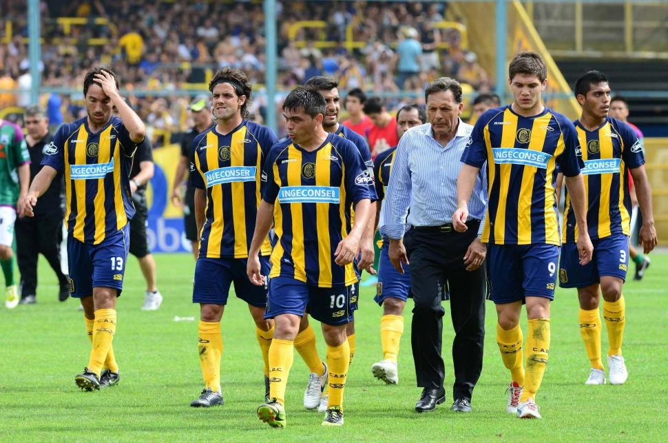 DESCONSOLADOS. El plantel de Central se va al vestuario sabiendo que pasó otro partido sin victorias.