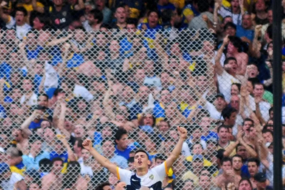 EN ALZA. Silva levanta a Paredes en uno de los festejos del 'pibe'. (DyN)