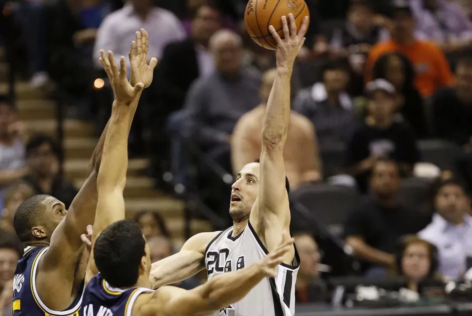 BIEN ALTO. Manu volvió a demostrar que desde el banco aportará para los Spurs. FOTO TOMADA DE TWITTER.COM/MANUGINOBILI