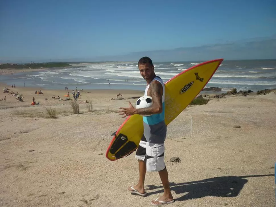 SUS DOS PASIONES. Peña encara para las aguas de Lagomar, en Canelones, con la número 5 en el brazo izquierdo y la tabla de surf en el derecho. 