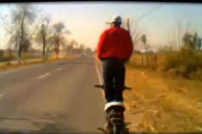Un tucumano maneja su moto parado en plena ruta
