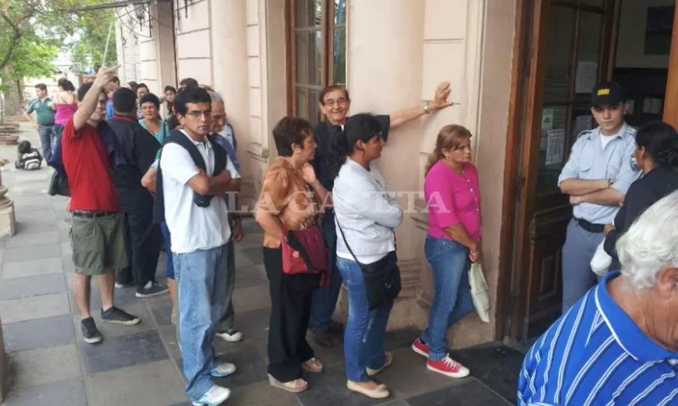 LARGA ESPERA. La cola para un boleto en tren comenzó antes de que saliera el sol. LA GACETA / FOTO DE JOSE INESTA VIA CELULAR 