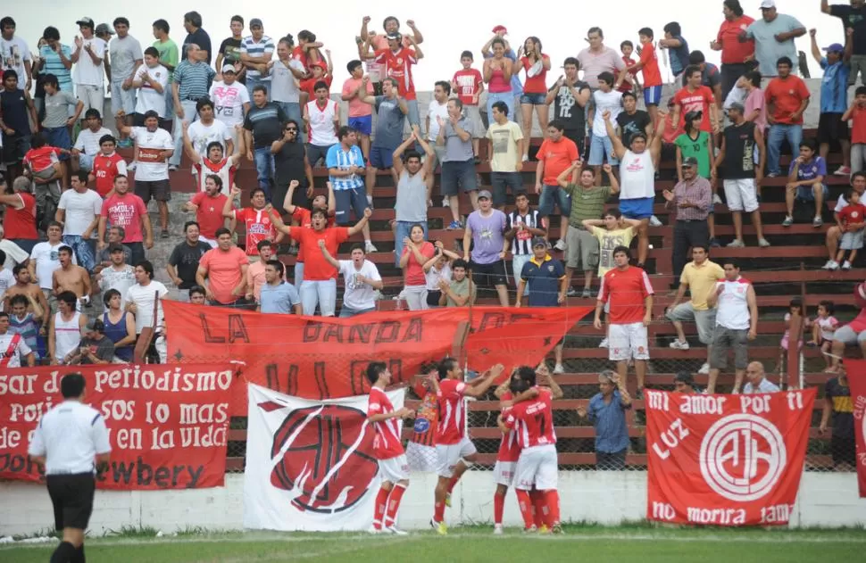 LETAL. Sebastián Dip, autor de los tres goles con los que Newbery derrotó a Central Norte, es felicitado por su compañeros luego de marcar uno de los tantos. 