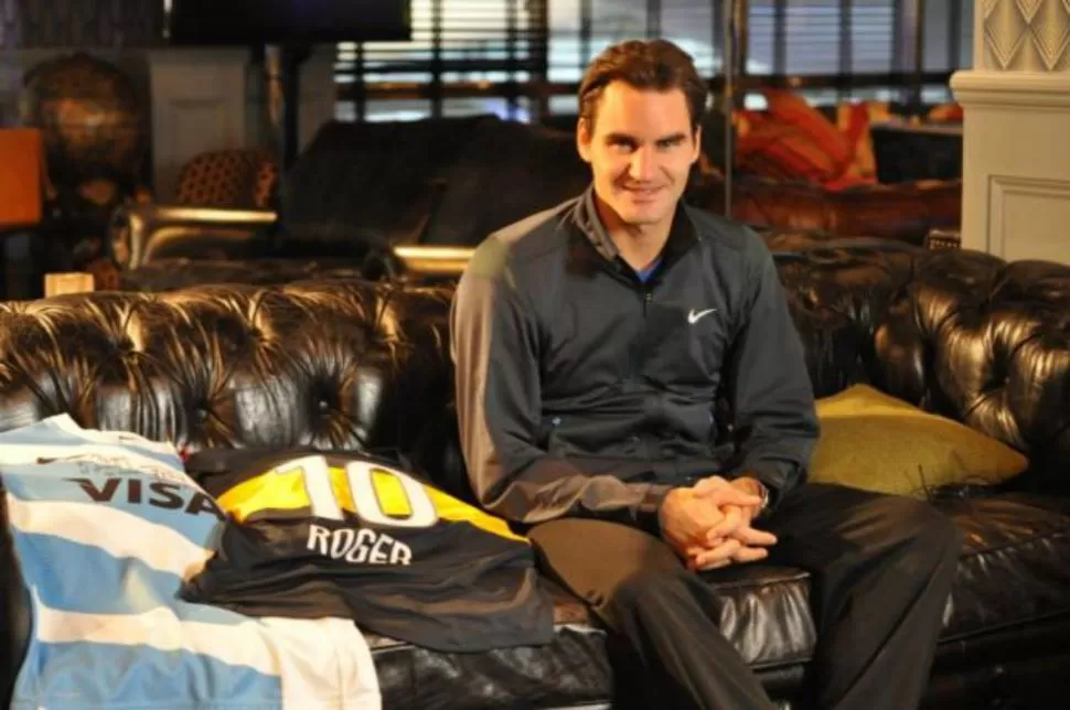 SALUDO. El tenista suizo Roger Federer le mandó un saludo a sus seguidores de Argentina, junto a las camisetas de Los Pumas y de Boca. FOTO DE PRENSA IDEPORTIVA