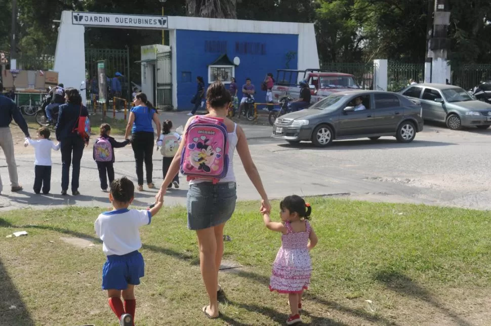 A CLASES. Unos 300 educadores enseñan en los establecimientos de los niveles Inicial y Primario de la capital. LA GACETA / FOTO DE ANTONIO FERRONI (ARCHIVO)