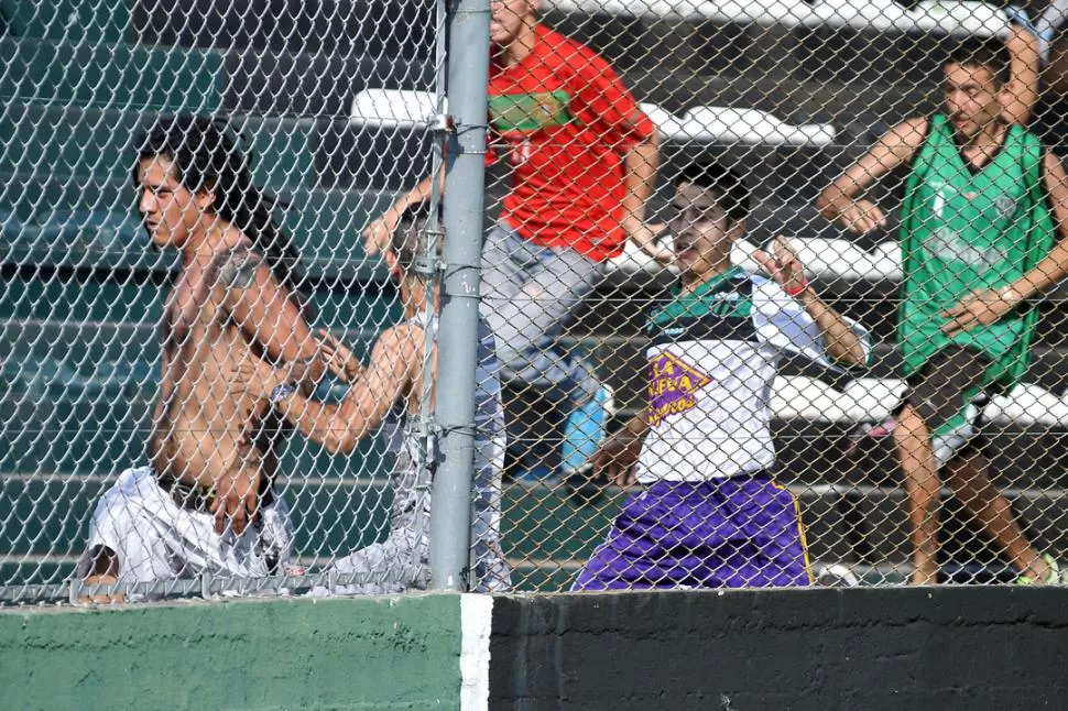 INCREÍBLE. Los jóvenes hinchas de Chicago huyen en una de las tantas corridas que se vieron en la cancha del Torito durante el partido. En la fecha 2 le suspendieron la cancha por incidentes con Gimnasia (J). 