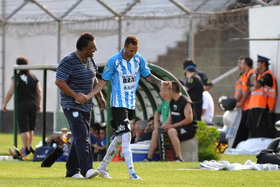 EXPLICACIONES. Ricardo Rodríguez consuela a Peña luego de que lo reemplazó por More; el uruguayo, que originalmente juega como defensor lateral y ayer se desempeñó en el medio, no tuvo una de sus mejores tardes pero en la jugada del gol en contra de Caballero fue protagonista. 