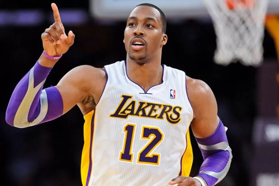 SUPERMAN. Dwight Howard lideró a los Lakers en la salida de la mala racha. FOTO TOMADA DE MARCA.ES