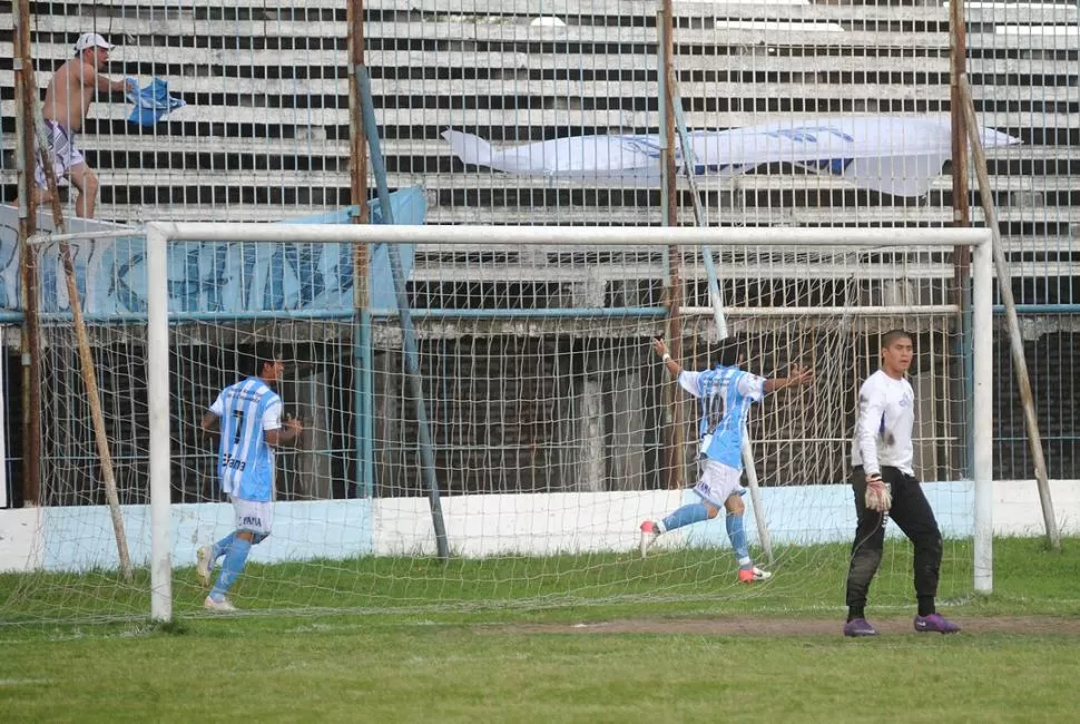 SIGUE VIGENTE. López acaba de anotar el primer gol. Lo sufre Porven. Y va a dedicarlo a los hinchas de Famaillá.  LA GACETA / FOTO DE ANTONIO FERRONI