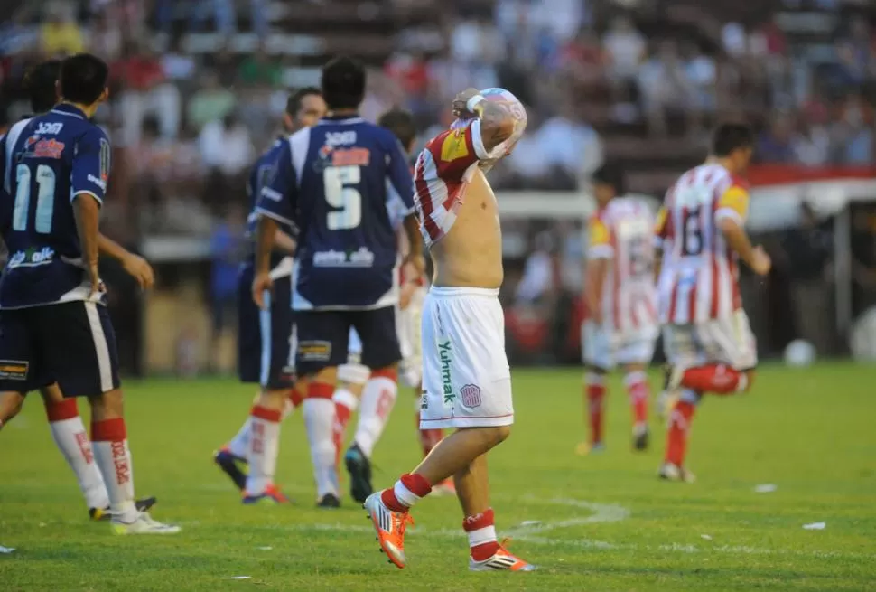 PURA BRONCA. El Ratón Ibáñez fue la figura y tuvo el triunfo en sus pies. Sin embargo su gol fue anulado por off side. El 7 estuvo enchufado: gambeteó, tiró centros y fue vital en la conquista de Balvorín. 