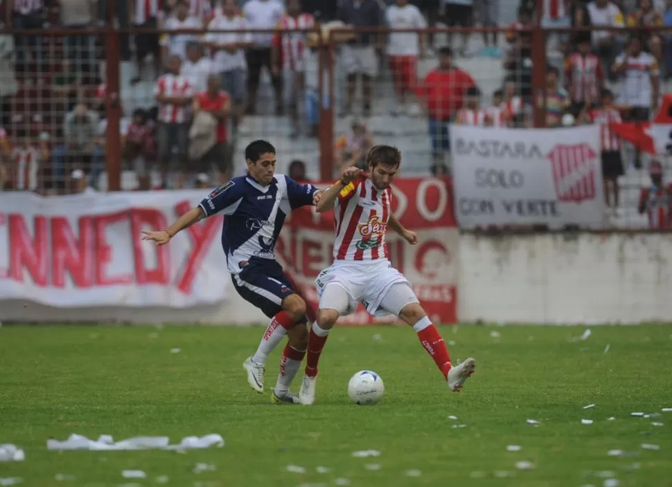 CUBRIENDO LA PELOTA. Esteban Goicoechea frena un ataque de Lucas Godoy, que fue el autor del gol de los misioneros. 