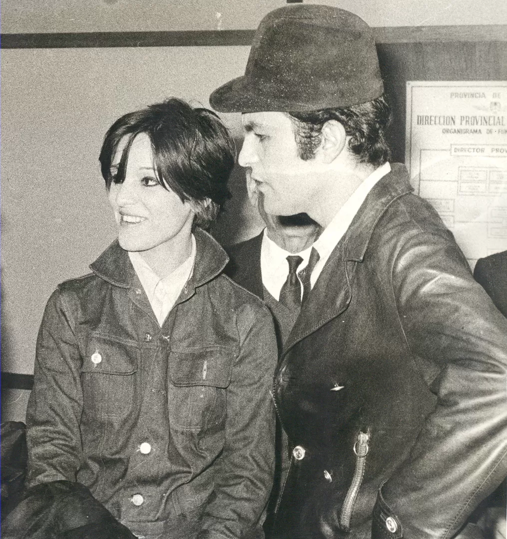 EN EL AEROPUERTO LOCAL. Leonardo Favio y su esposa, Carola Leyton. LA GACETA / ARCHIVO 