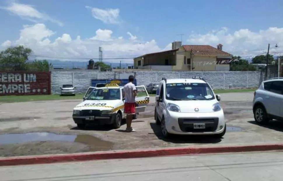 EN TAXI. Los jugadores de San Martín tuvieron que retornar en auto al club por la demora del ómnibus que los debía buscar en el campo de entrenamiento. FOTO DE BRUNO FARANO VIA CELULAR