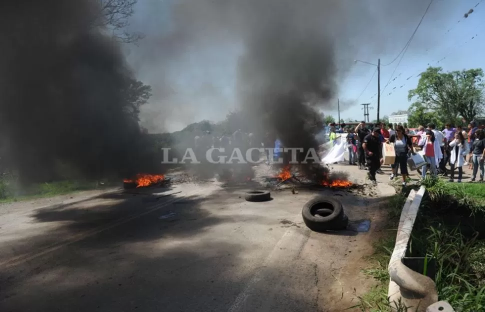 NO PASA NADIE. Hasta las 13 estuvieron los manifestantes sobre la ruta 315, en Cebil Redondo. LA GACETA / FOTO DE FRANCO VERA   