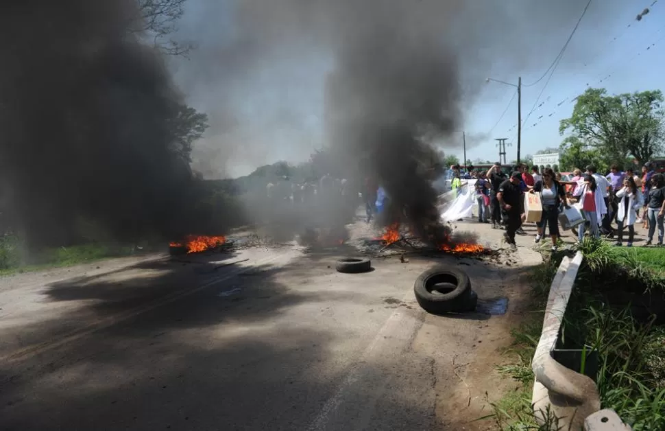 QUEMA DE GOMAS. Durante la mañana tuvieron que habilitar un camino alternativo. LA GACETA/ FOTO DE FRANCO VERA.