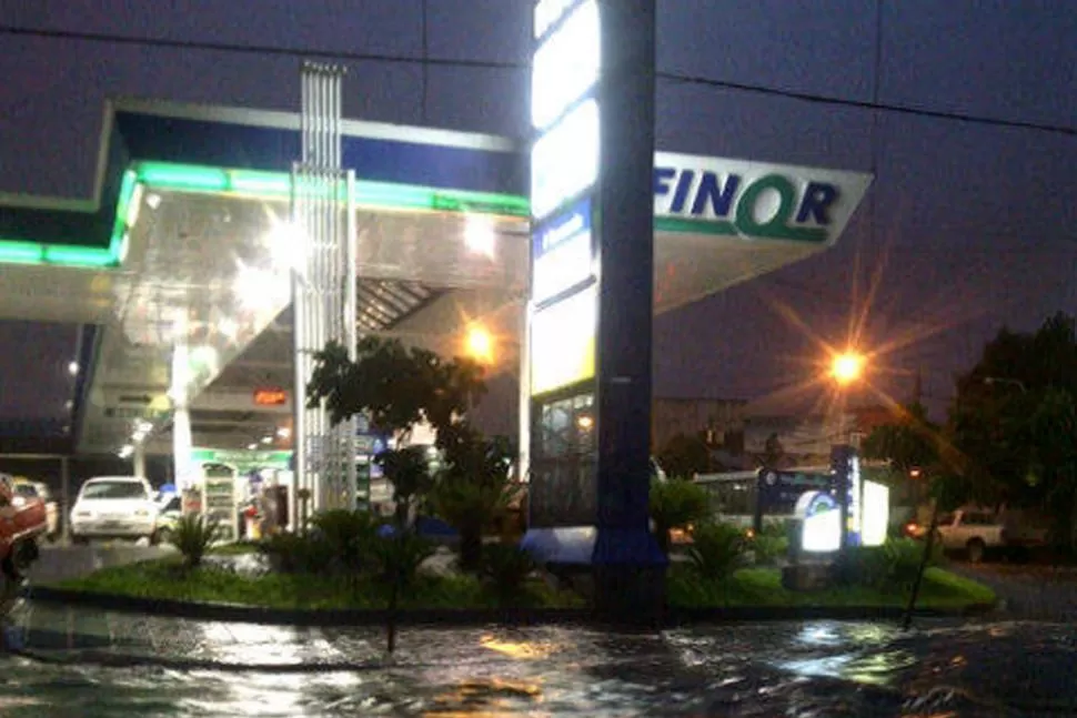 UN RIO URBANO. El agua corrió por la avenida Soldati, frente al parque 9 de Julio. FOTO TOMADA DE TWITTER / ‏@PANTER93