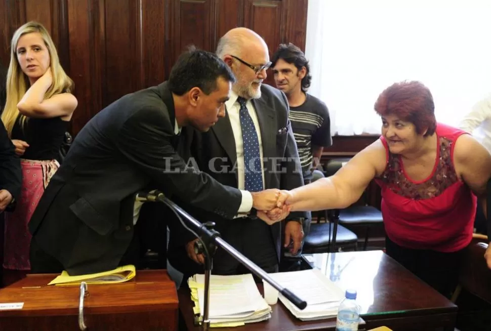 ALEGATO. El abogado Flores saluda a Irma Medina, madre de los mellizos Chenga y Chenguita. LA GACETA / FOTO DE JORGE OLMOS SGROSSO