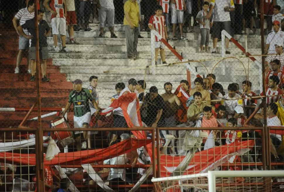 UN MOMENTO DE LOCURA. Los miembros de la facción de La Banda del Camión comienzan a quedarse con los elementos de Los Legendarios que se instalaron el domingo en la tribuna de la calle Bolívar. 