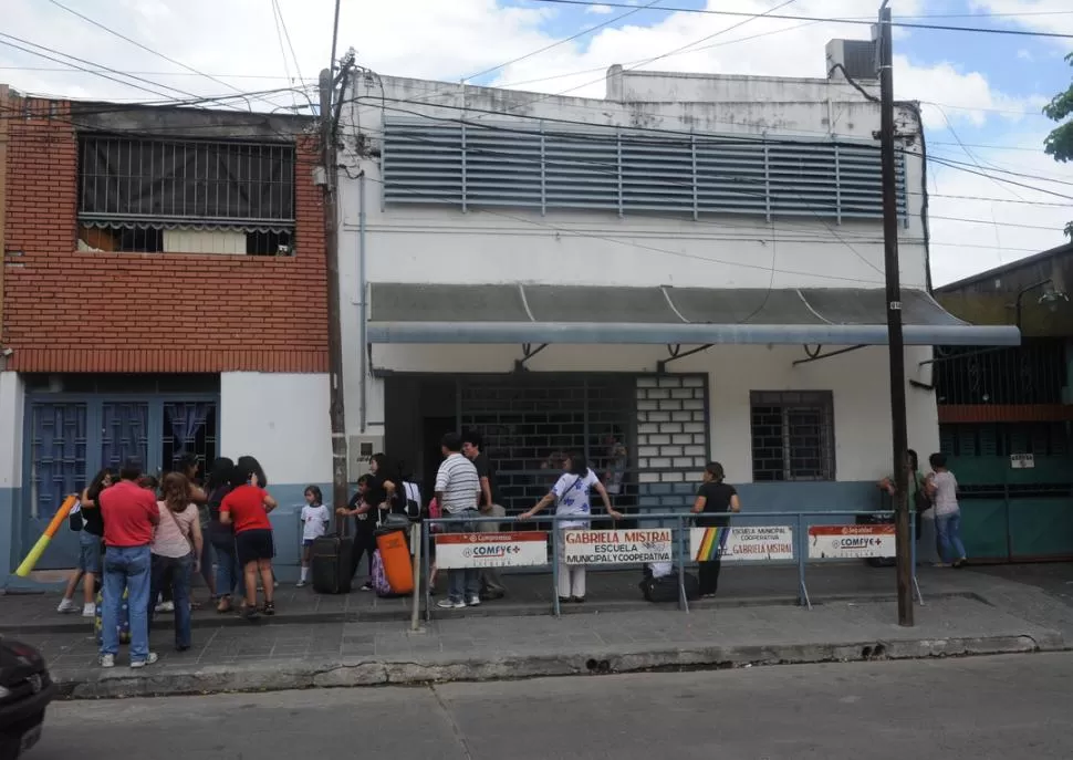 CUENTA REGRESIVA. Los docentes de los niveles Inicial, Primario y Secundario esperan que el proyecto de titularización sea llevado a recinto de sesiones. LA GACETA / FOTO DE ANTONIO FERRONI