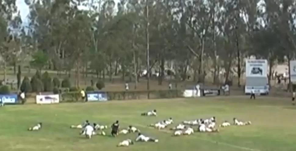 REACCIÓN RÁPIDA. Al escuchar los disparos, los juagdores se tiraron al suelo. CAPTURA DE IMAGEN.