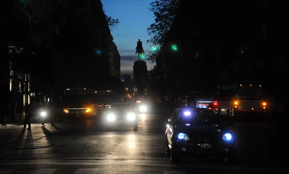 A OSCURAS. El microcentro y varios barrios porteños se quedaron sin luz. DYN.