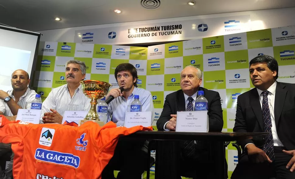 PRESENTACIÓN. Dirigentes y entrenadores durante la conferencia de prensa. (LA GACETA / HÉCTOR PERALTA)