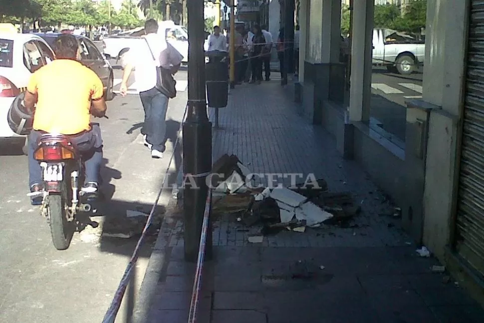 CON SUERTE. Cuando cayó la mampostería no pasaba nadie por el lugar. LA GACETA / FOTO DE ANALIA JARAMILLO VIA CELULAR 