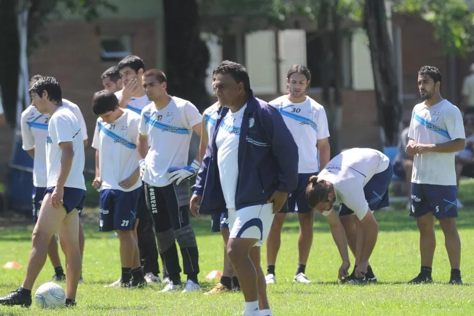 NADA POR AHORA. 'RR' comandó la práctica con su tradicional campera pero no confirmó el equipo que jugará ante Olimpo. LA GACETA / FOTO DE HÉCTOR PERALTA