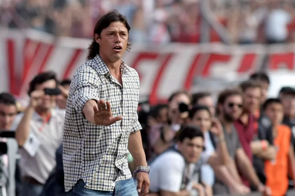 DANDO INDICACIONES. Matías Almeyda quiere realizar su trabajo tranquilo y aclaró que nunca dijo que River iba a sacar 25 a 30 puntos. También que es respuetuoso de las críticas, aunque no las comparta. DYN