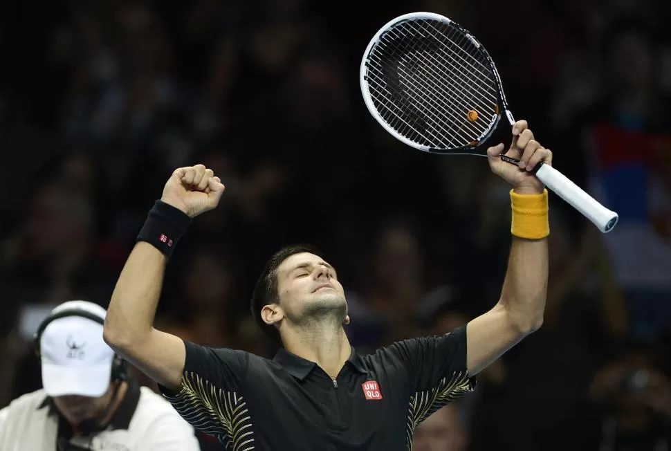 EL SABOR DE LA VICTORIA. Djokovic festeja en el O2 Arena su triunfo ante Murray. REUTERS