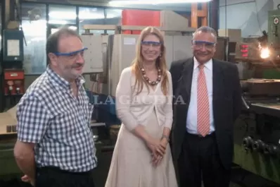 Débora Giorgi visitó una fábrica de vidrio y una planta industrial