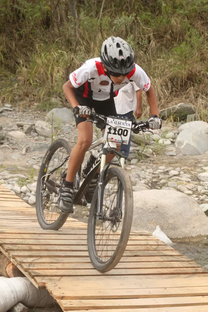 FUERON IMPARABLES. Florencia Padilla, José Rocha Casares, Lautaro Fuentes, Matías Carrizo Lastra y Sebastián Quiroga triunfaron en las cinco fechas que se presentaron en el campeonato de cross rural. 