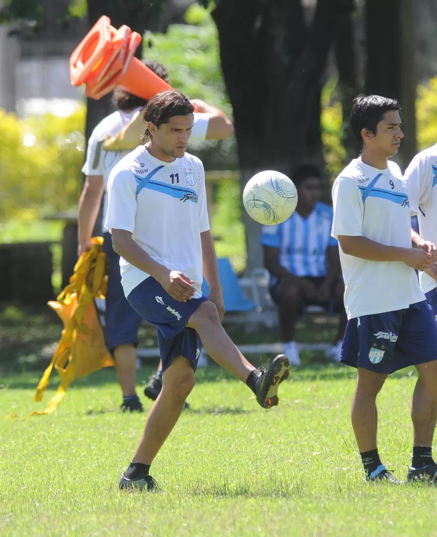 ADMITE QUE TUVO QUE VER. Montiglio, que  hace jueguito con la pelota en la práctica de ayer, asumió que contra Chicago tuvieron suerte pero espera que ante Olimpo, los que la necesiten sean los bahienses. 