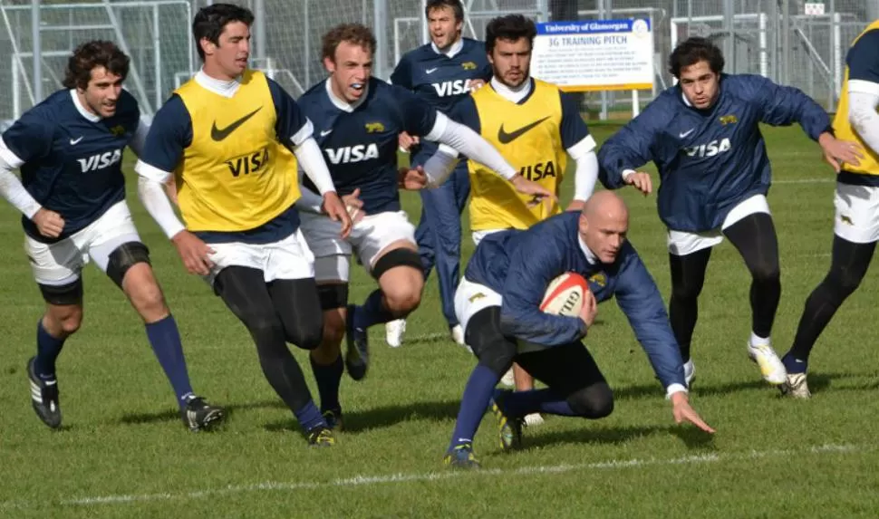 DE REGRESO EN LA MANADA. Felipe Contepomi junto a sus compañeros, en una de sus últimas prácticas en Los Pumas. PRENSA UAR