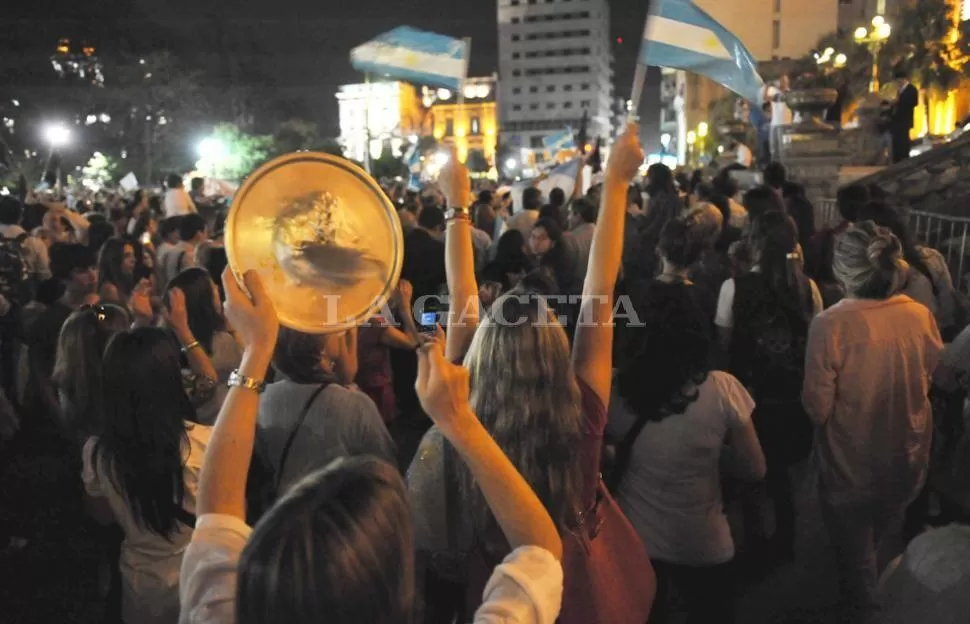 MARCHA. Banderas y cacerolas, frente a la Casa de Gobierno tucumana en setiembre. ARCHIVO LA GACETA / FOTO DE OSCAR FERRONATO