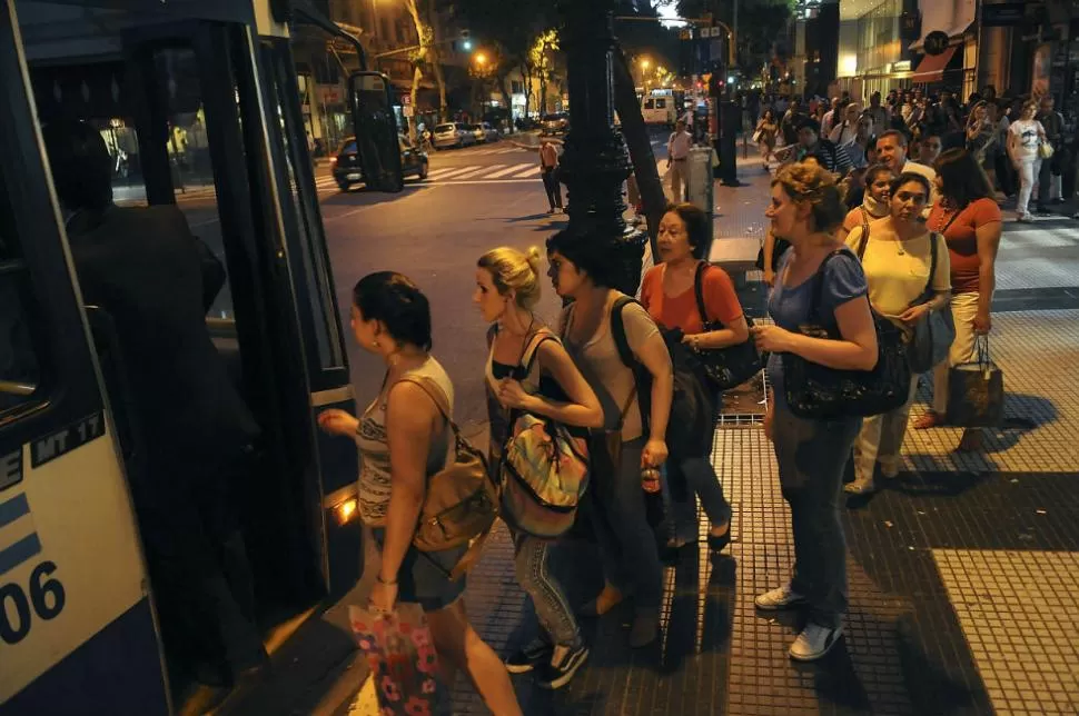 CAOS EN LA CABA. Los colectivos estuvieron llenos porque no andaba la red de subtes. DYN