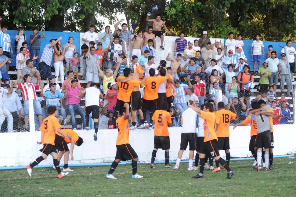 LOCURA. Los jugadores del fama celebran con sus hinchas el triunfo conseguido. 