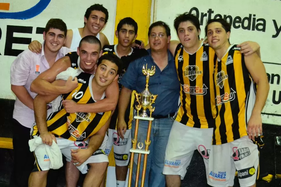 FESTEJO. Lautaro Solórzano, Leandro Vildoza, Pablo Gramajo, Juan Diaco Ayusa y Facundo Romani celebran junto a parte del cuerpo técnico. PRENSA TALLERES DE TAFI VIEJO / FOTO DE PALOMA CORTES AYUSA