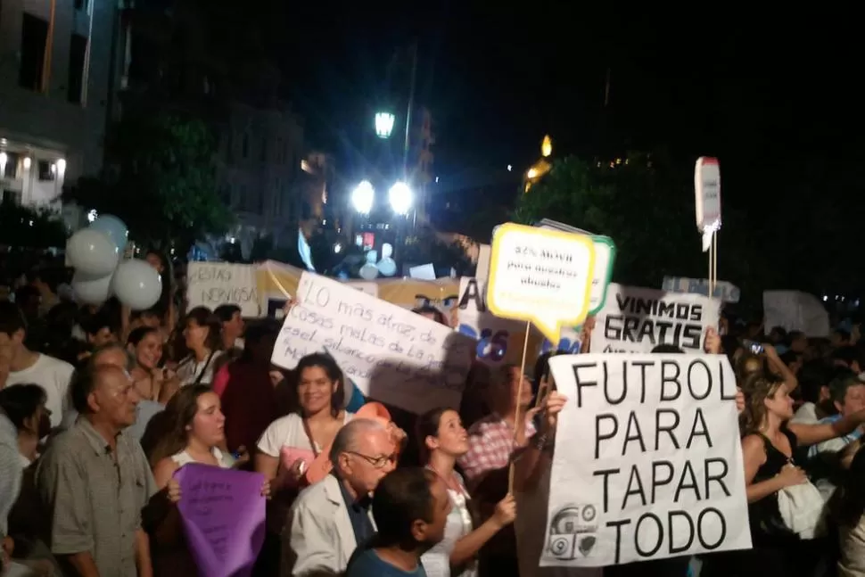 PROTESTA. El ingenio y los reclamos se fusionaron en la plaza Independencia. FOTO TOMADA DE TWITTER / @FERPEROTTI82