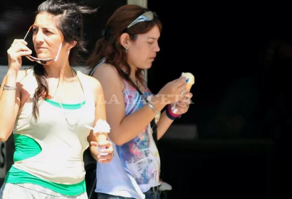 A CUIDARSE. Los especialistas recomiendan evitar las exposiciones excesivas al sol. ARCHIVO LA GACETA