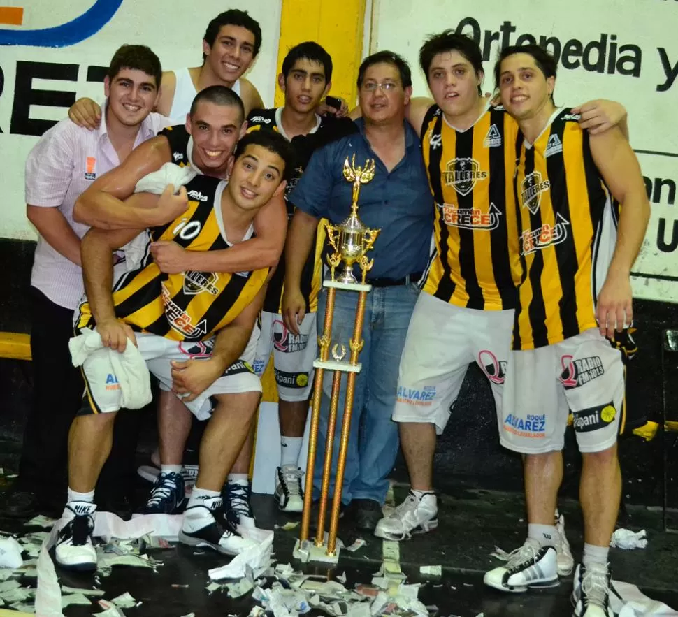 PURA ALEGRÍA. Los jugadores de Talleres dan la vuelta olímpica después de haber ganado el tricampeonato. FOTO PRENSA TALLERES DE TAFI VIEJO