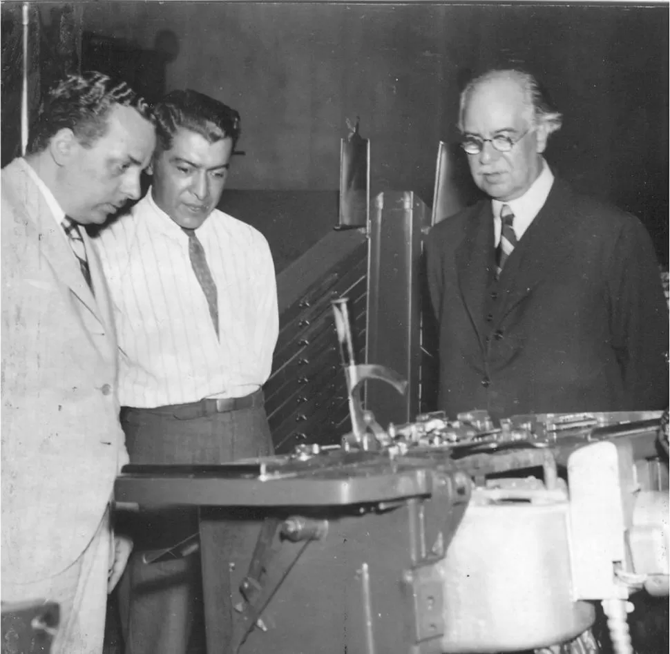 RICARDO ROJAS EN LA GACETA. El destacado literato aparece a la izquierda, en nuestro taller gráfico. A la derecha, el codirector del diario, Alfredo Coviello. LA GACETA / ARCHIVO