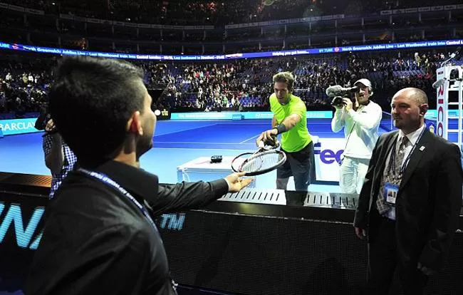 ADELANTE, MAESTRO. El tenista invitó al ex Independiente para jugar unos minutos después de su victoria sobre Tipsarevic. FOTO TOMADA DE DAILYMAIL.CO.UK