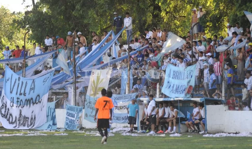 FESTEJOS. Los hinchas del 'fama' coparon las tribunas del estadio. LA GACETA / OSVALDO RIPOLL