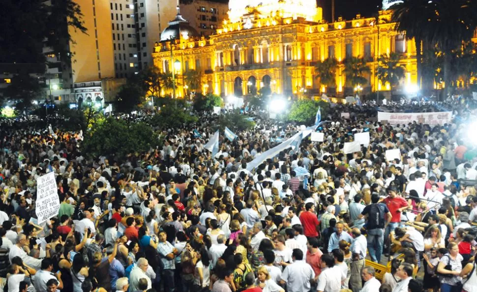 PÚBLICO HETEROGÉNEO. El principal paseo de la ciudad fue colmado durante dos horas por ciudadanos que expresaron los más variados reclamos. LA GACETA / FOTO DE INES QUINTEROS ORIO