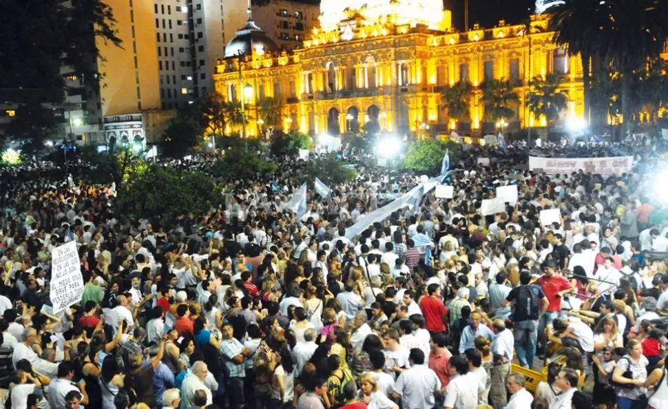 PÚBLICO HETEROGÉNEO. El principal paseo de la ciudad fue colmado durante dos horas por ciudadanos que expresaron los más variados reclamos. LA GACETA / FOTO DE INES QUINTEROS ORIO |