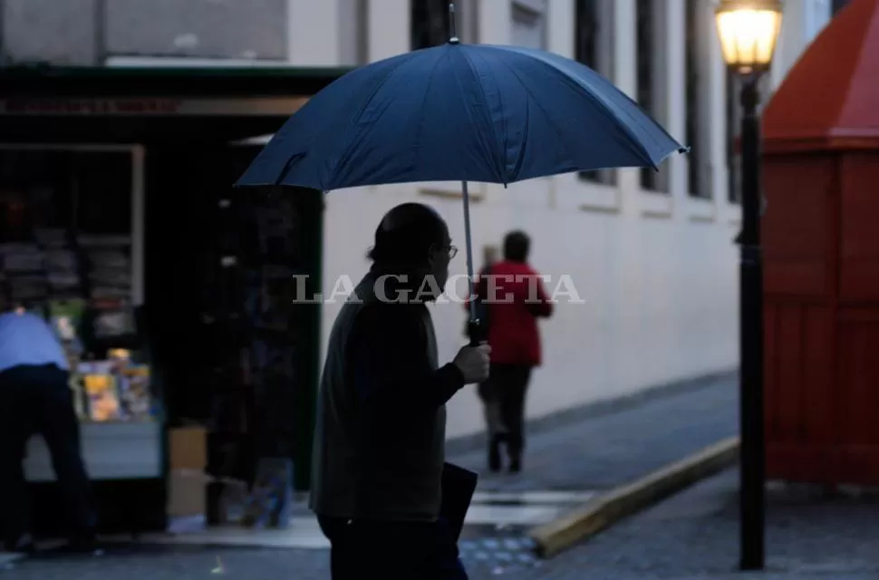 BAJO EL PARAGUAS. Se espero que las primeras gotas aparenzcan cerca de las 22. ARCHIVO LA GACETA / FOTO DE ANALIA JARAMILLO